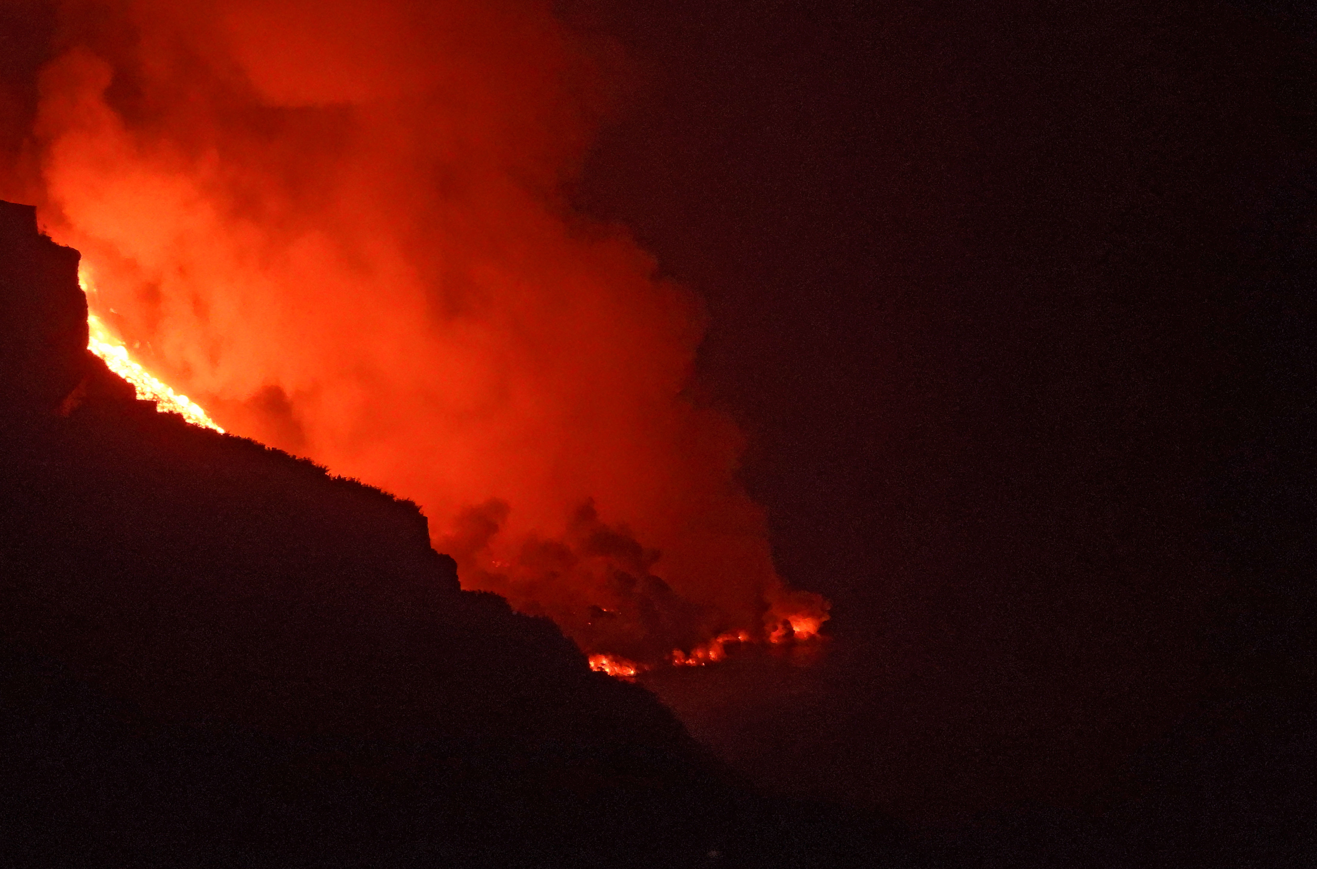 La lava del volcán de La Palma comienza a invadir el mar y provoca gases que no son peligrosos