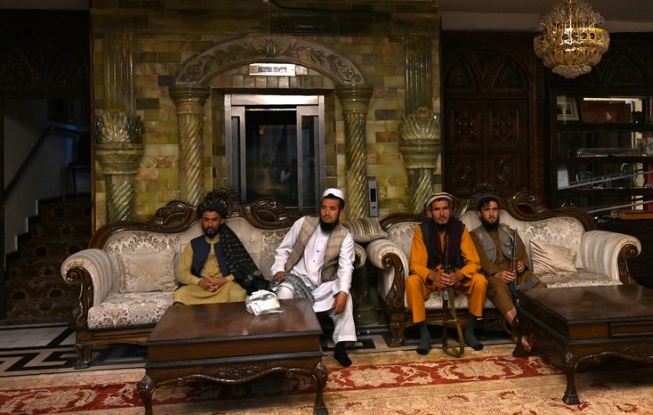 Entre lujos y armas, los talibanes acampan en el palacio de su peor enemigo (Fotos)