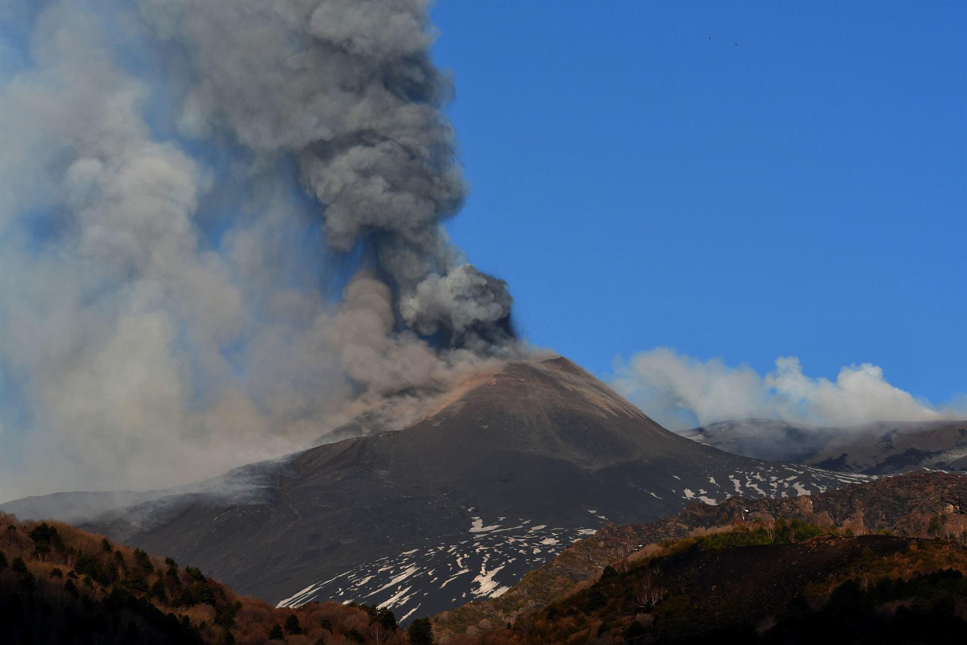 El volcán Etna en Italia ha experimentado una nueva erupción con emisión de cenizas y lava