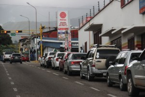 Echar gasolina subsidiada en Venezuela, “una paridera” interminable