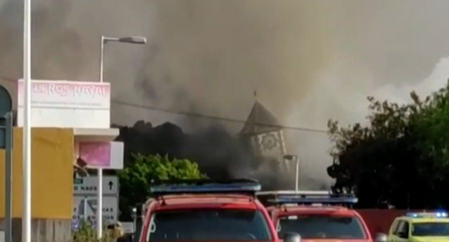 Colapsó el campanario de una iglesia por colada de lava del volcán de La Palma (VIDEO)