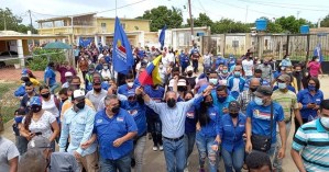 Manuel Rosales se inscribe en el CNE con una masiva marcha en el Zulia