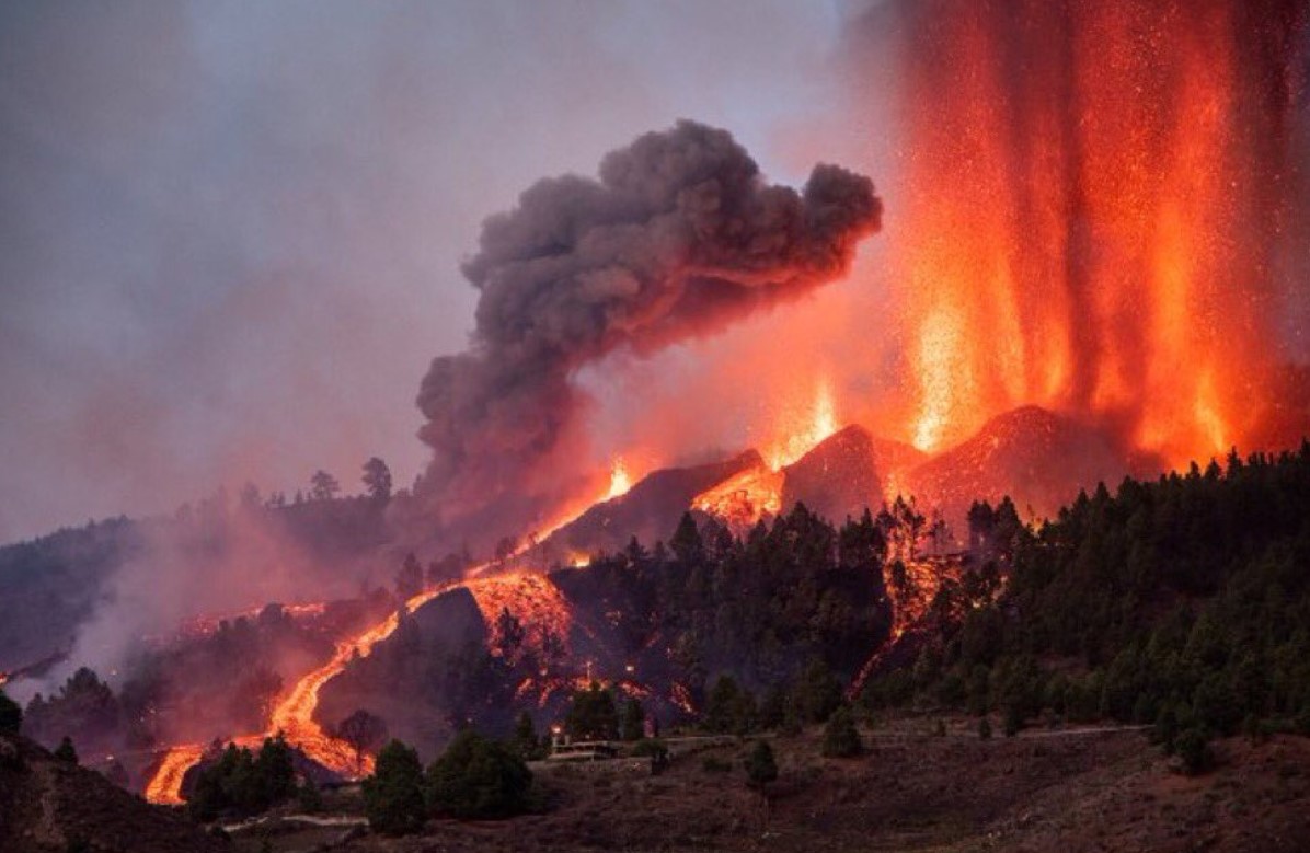 Lava del volcán en Canarias destruye “numerosas” casas