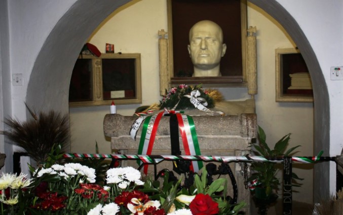 Mussolini y su amante colgados de los pies para humillarlos y el cadáver desmembrado que el olor nauseabundo delató