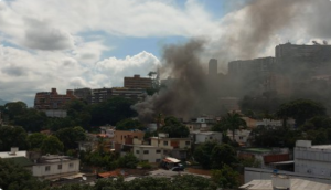 Reportan fuerte incendio en una residencia en Colinas de Bello Monte #25Sep (VIDEOS)