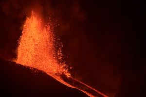 Crece la alarma por el avance de la lava del volcán Cumbre Vieja, que se acerca al mar