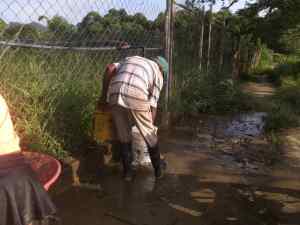 En Bejuma, vecinos caminan más que un camello para abastecerse de “un chorrito” de agua