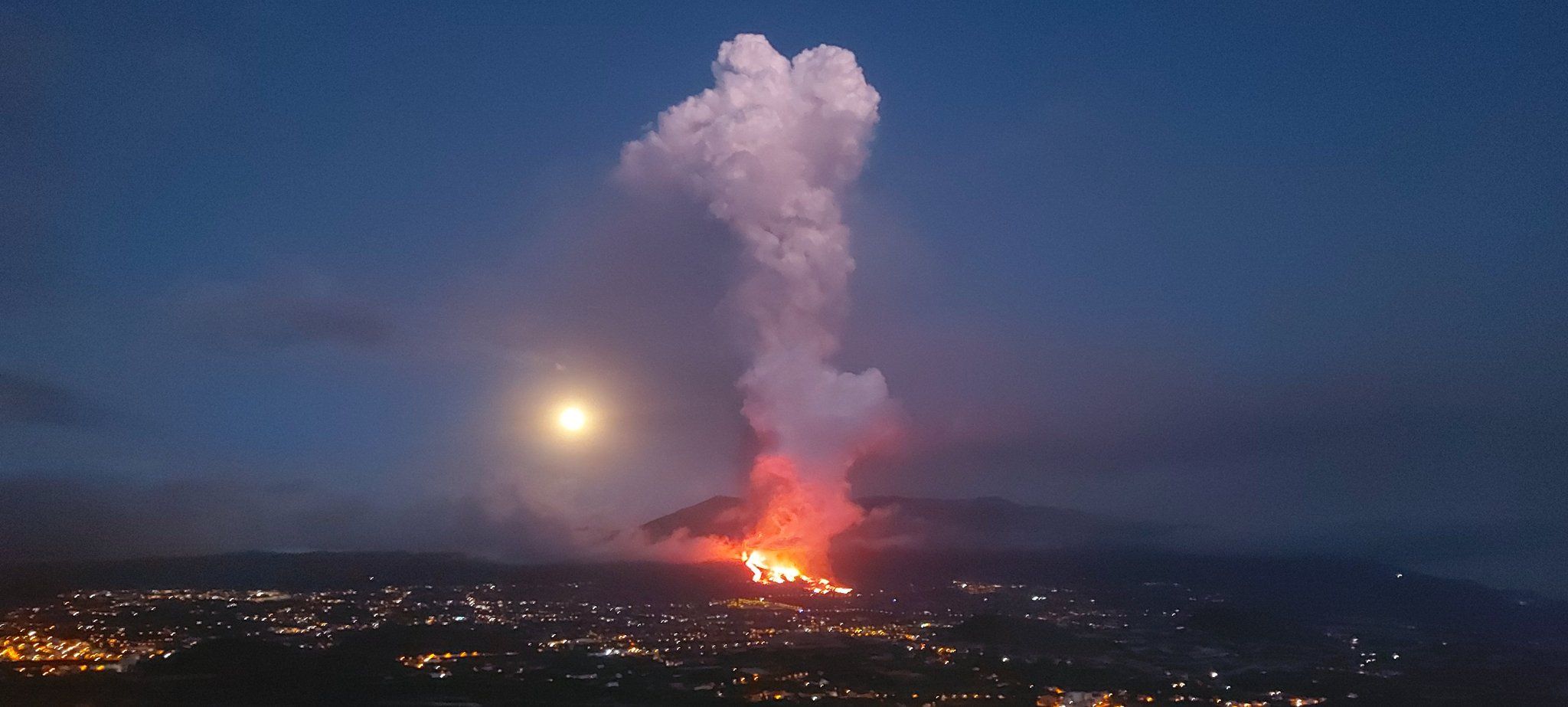 El volcán de La Palma en España aloja el magma equivalente a más de tres mil piscinas olímpicas