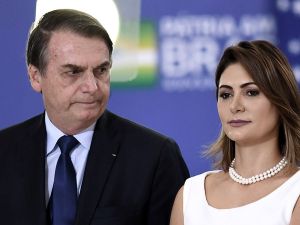 Esposa de Bolsonaro recibió fuertes críticas tras vacunarse contra el Covid-19 en EEUU