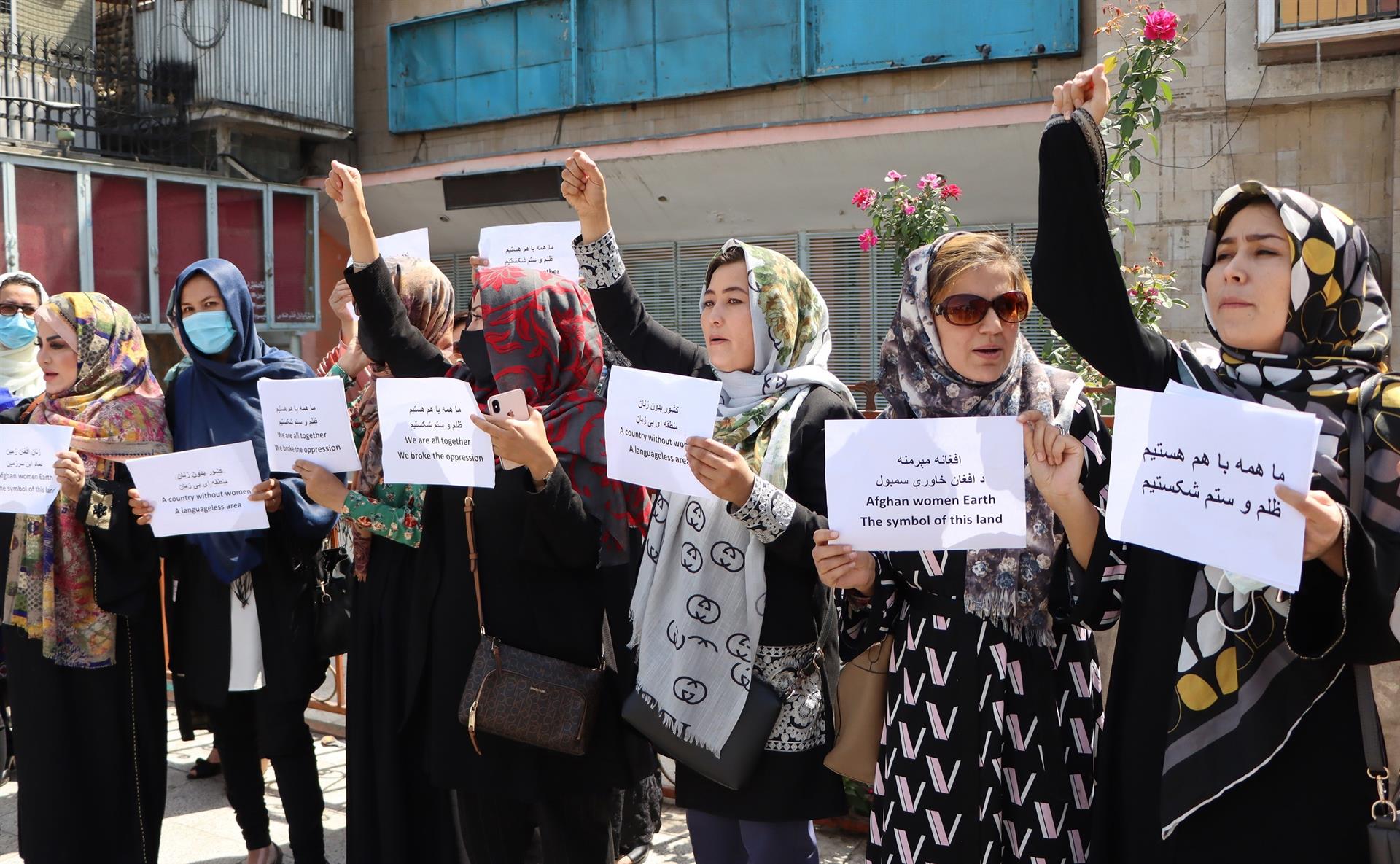 Afganas protestan por segundo día para reclamar sus derechos a los talibanes