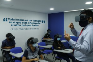 Estudiantes de Cevamar aprenden inglés con lentes de realidad virtual