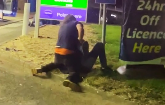 El pánico se apodera de los ingleses por la crisis de transporte: Dos hombres se cayeron a golpes por gasolina (VIDEO)