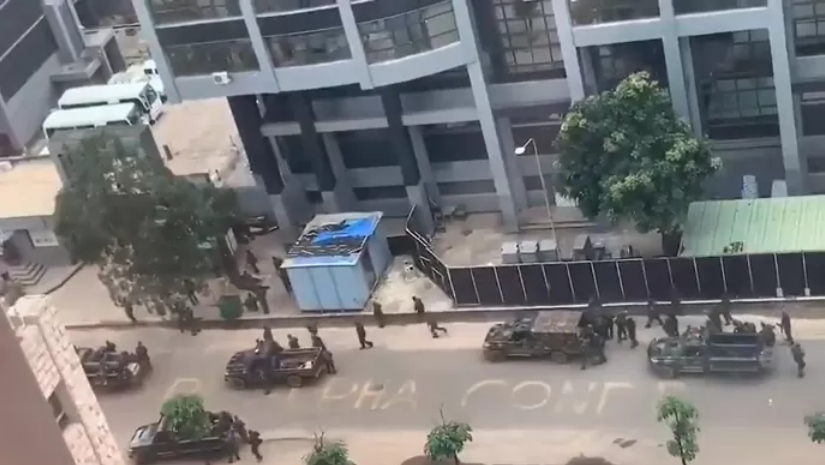 “El presidente está a salvo”: Fuertes tiroteos y despliegue militar en la capital de Guinea (VIDEO)