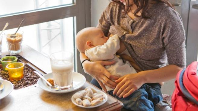“Sé decente, no como un animal”: La corrieron de un restaurante en EEUU por amamantar a su bebé