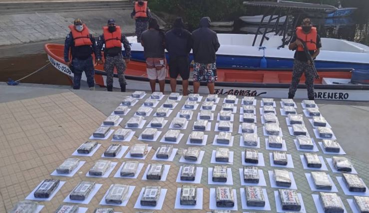 Detenidas tres personas por trasladar más de 100 panelas de cocaína en los canales de Higuerote