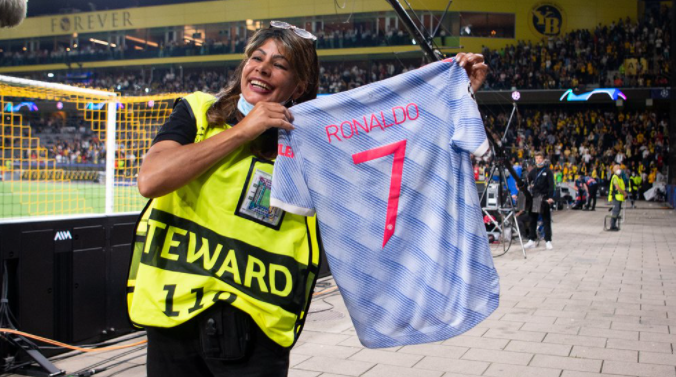 El regalo de Cristiano Ronaldo a la auxiliar que noqueó de un pelotazo