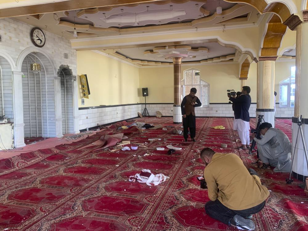 Al menos 50 muertos y 140 heridos en explosión en mezquita de Afganistán (VIDEO)
