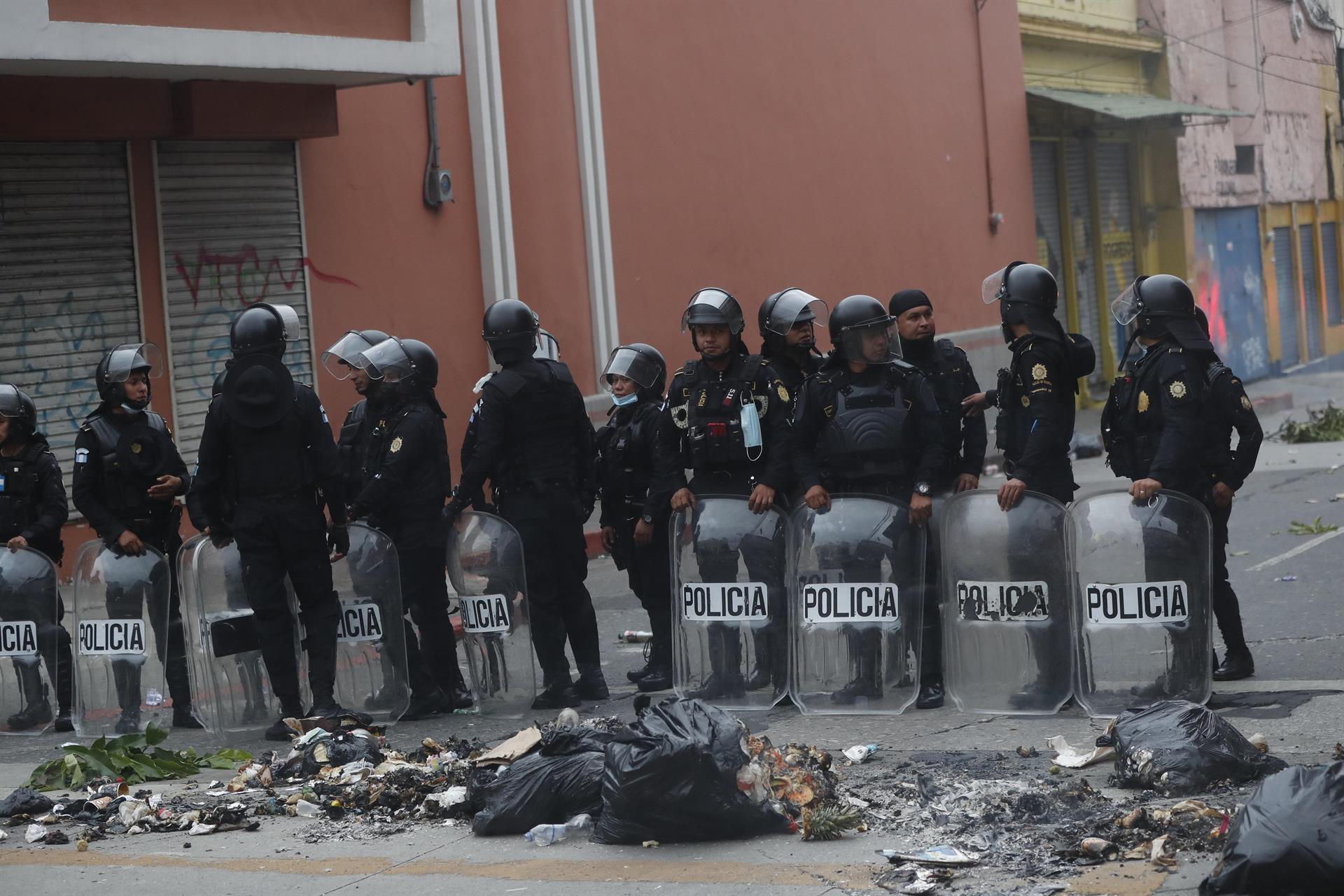 Exmilitares guatemaltecos asaltan el Congreso para pedir compensaciones