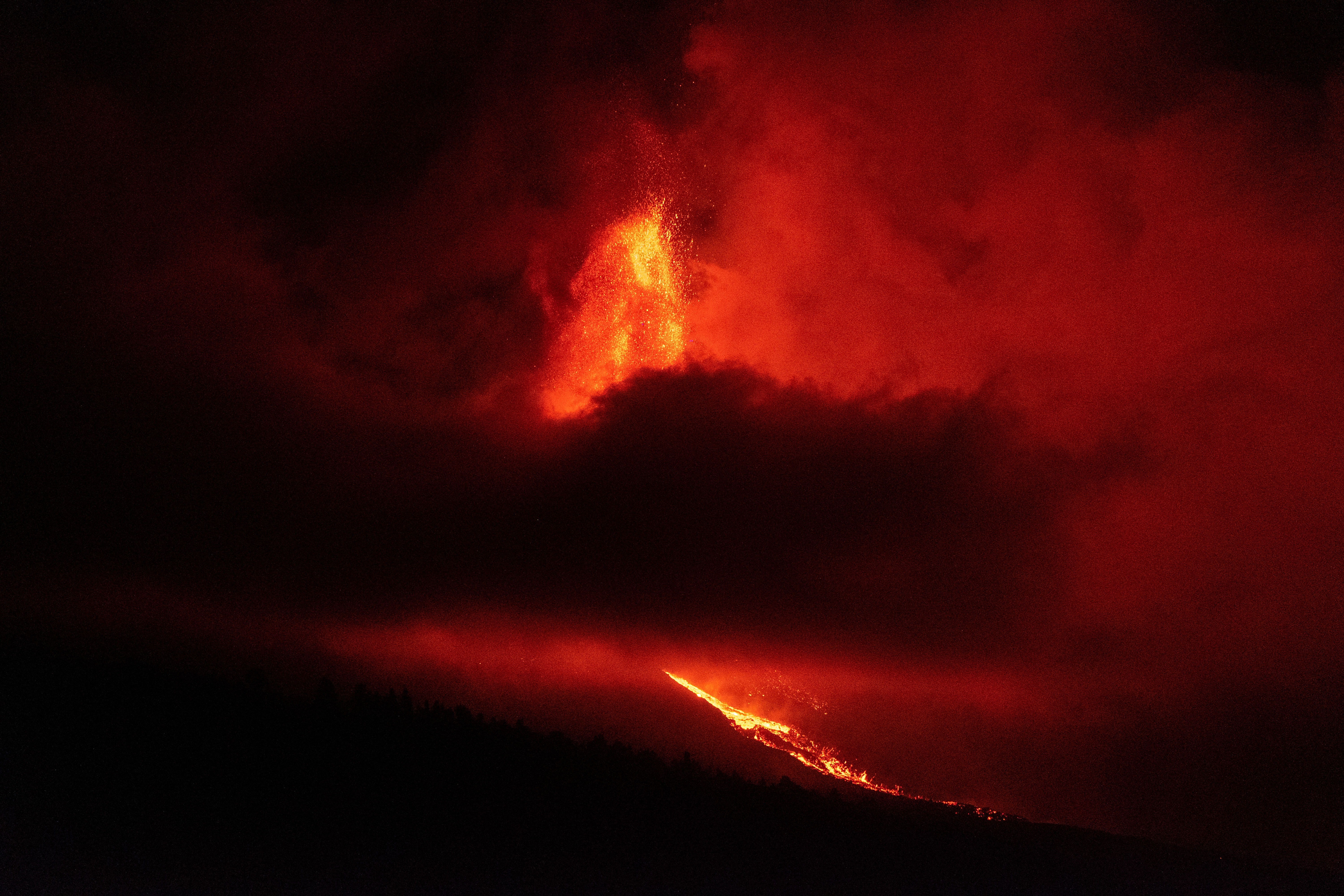 El volcán de La Palma sigue rugiendo mientras aumentan los sismos