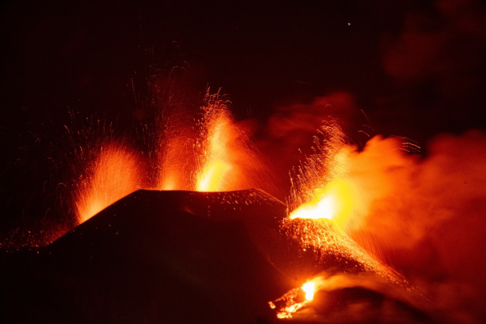 Derrumbe parcial del cono principal del volcán de La Palma en erupción