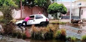 ¡Insólito! En el Paseo Orinoco de Ciudad Bolívar apareció una laguna “traga-carros”