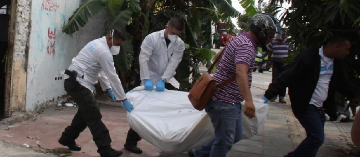 Asesinan a tiros a dos venezolanos que conversaban en unos quince años en Colombia