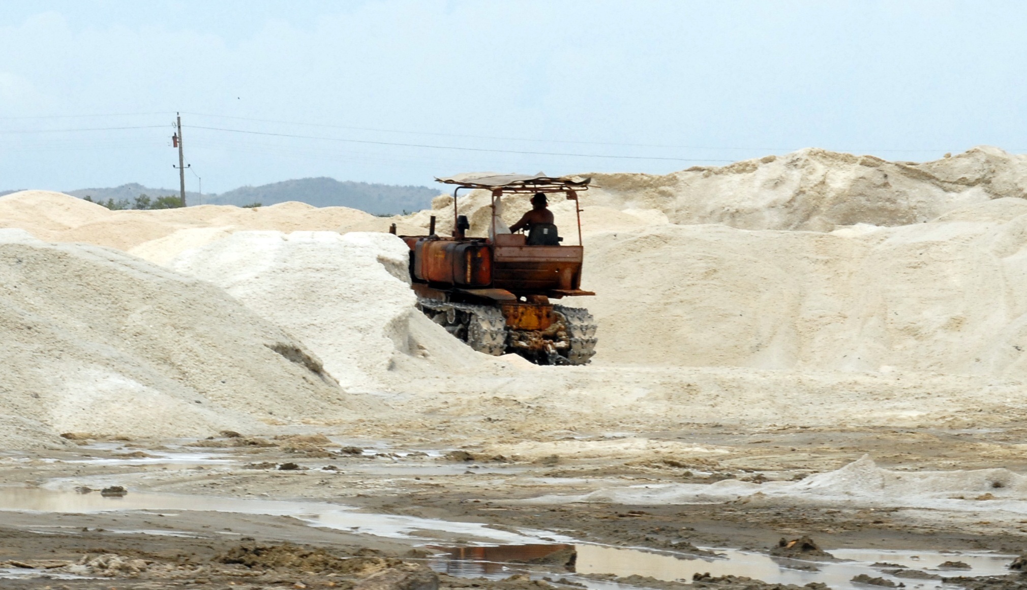 La producción de sal en Cuba, afectada por los apagones y la tecnología obsoleta