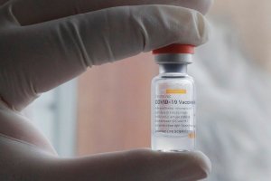 Por qué algunos países tienen brotes más mortíferos que otros pese a que inmunizan con las mismas vacunas contra el Covid-19