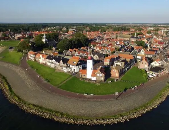 Urk, el pueblo neerlandés que cree que el coronavirus se cura “con ir a misa y comer pescado”