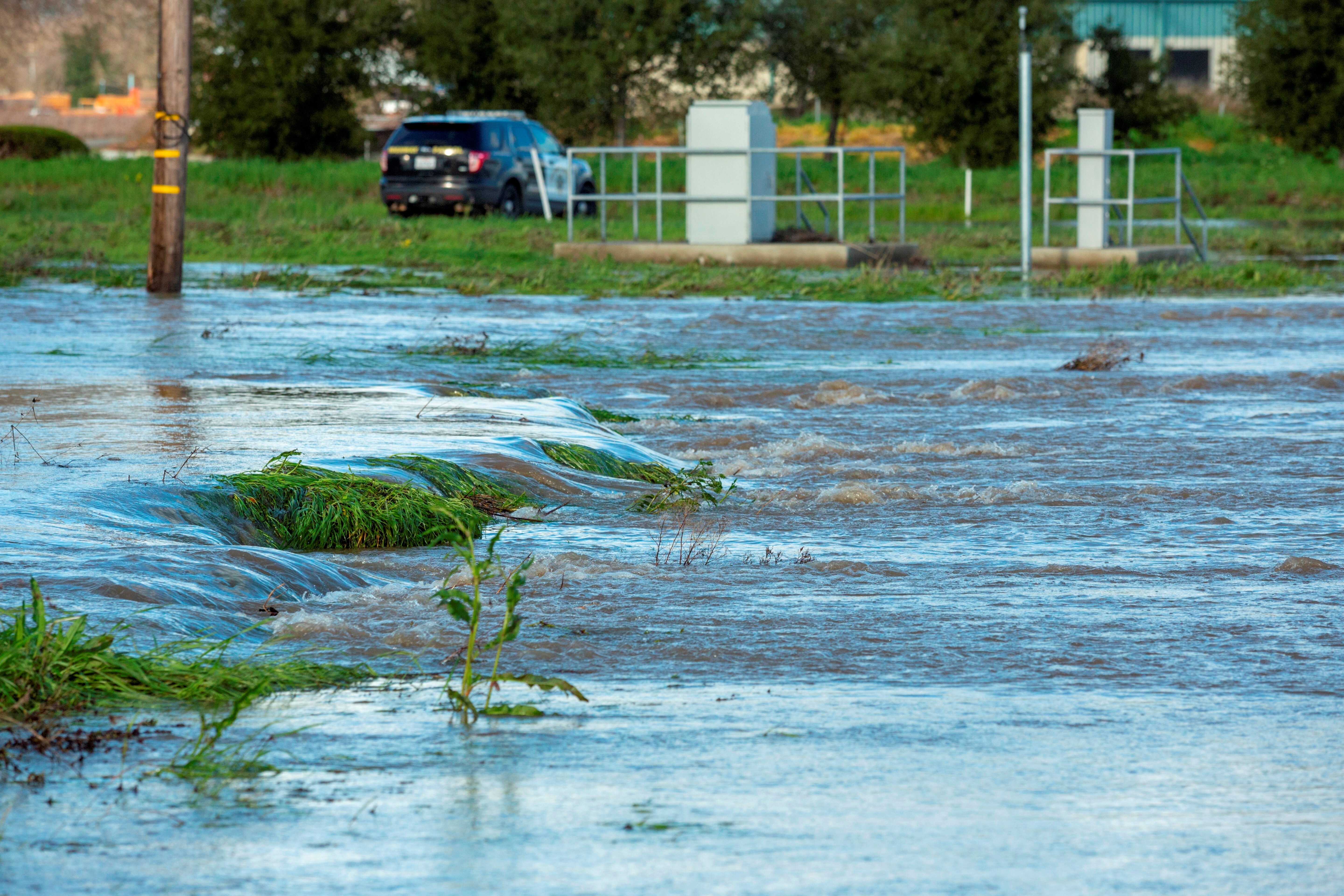 Alarmante: Graves inundaciones en California dejan sin electricidad a 380 mil hogares (VIDEO)