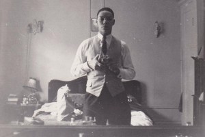 La icónica selfie de Colin Powell en los años 50 que resurgió luego de su fallecimiento