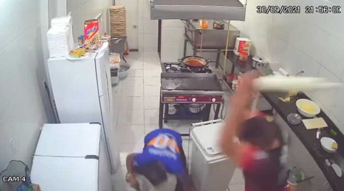 Se metió a robar en una pizzería… pero no esperaba que un rodillo lo noqueara (Video)