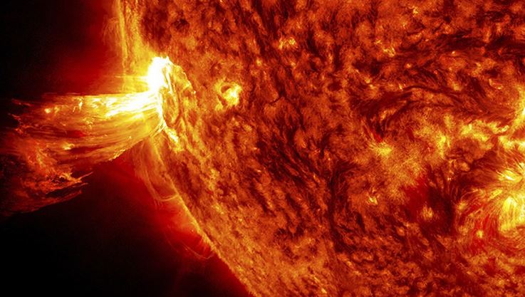 Explosión de mancha solar expulsa bola de plasma que llegará este #13Abr a la Tierra