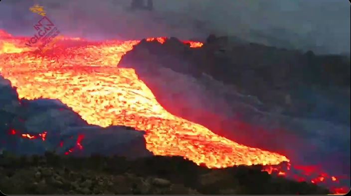 El impactante “tsunami de lava” desbordándose desde el volcán de la Palma (VIDEO)