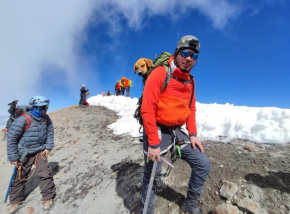 Héroes sin capa: alpinistas rescataron a un perrito atrapado en el Pico de Orizaba en México
