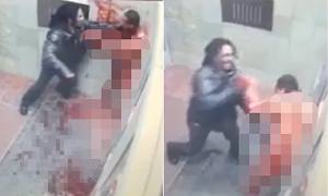 Sangre por doquier: Cámara de vigilancia filma momento en que hombre desnudo es apuñalado en Nueva York