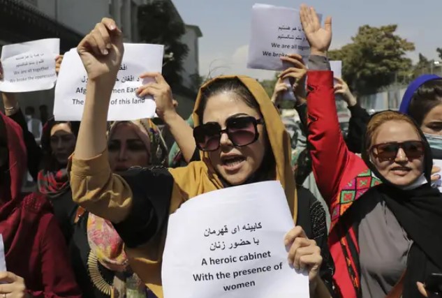 ¡Indignante! Talibanes detuvieron a activistas por los derechos de las mujeres ante la prensa