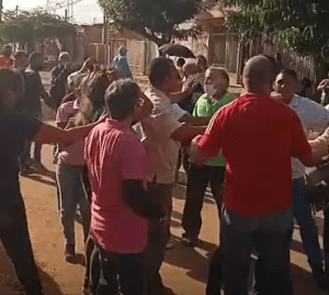Zulia: Centro de votación se convirtió en un ring de boxeo tras el descaro chavista de sobornar a las personas (VIDEO)