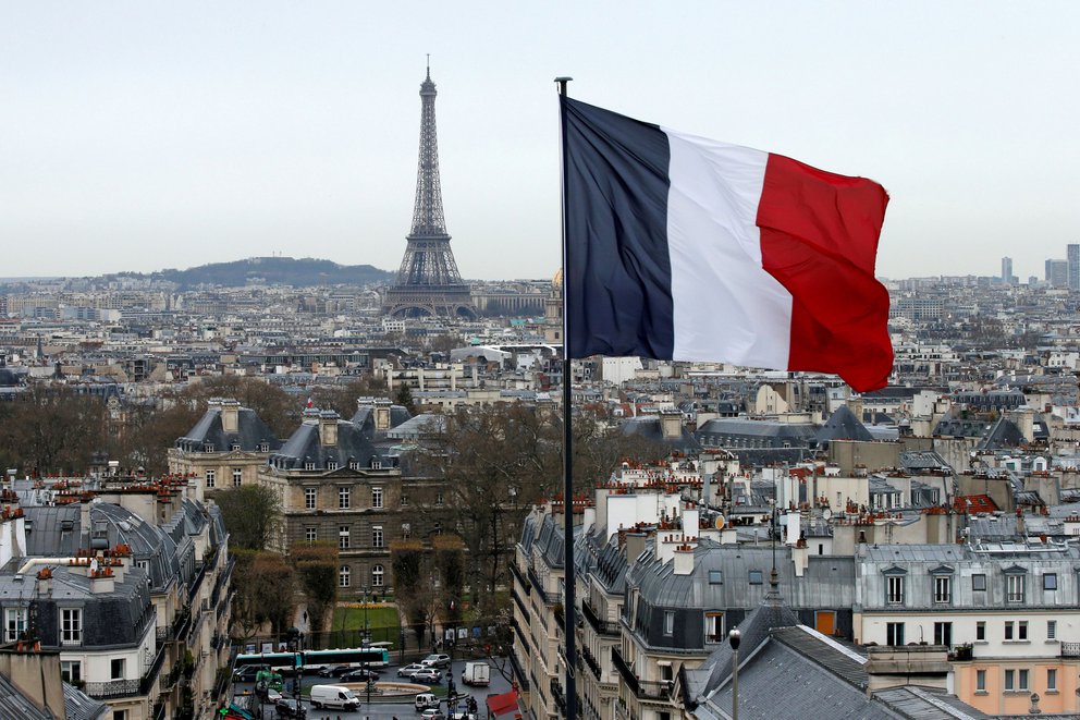 Macron modificó la bandera de Francia hace tres años y nadie se dio cuenta