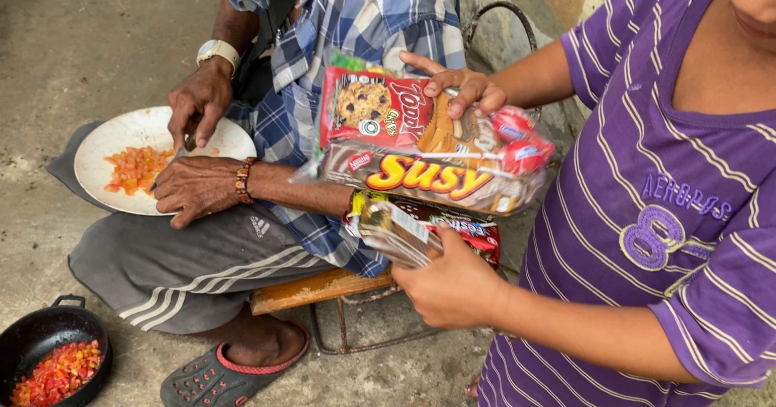 El “delivery humanitario” en Venezuela también tiene sabor a golosinas (Videos)