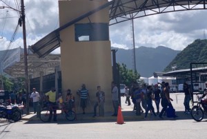 Largas horas de espera o caminando: Vecinos de Puerto Cabello clamaron por mejoras en el transporte público