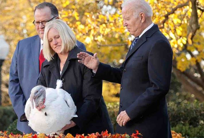 Biden indulta a pavos por Acción de Gracias: Peanut Butter y Jelly vivirán para ver un nuevo amanecer (VIDEO)