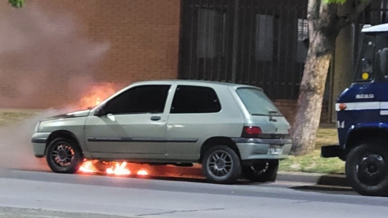Relación ardiente: Lo encontró con otra mujer y le prendió fuego a su carro