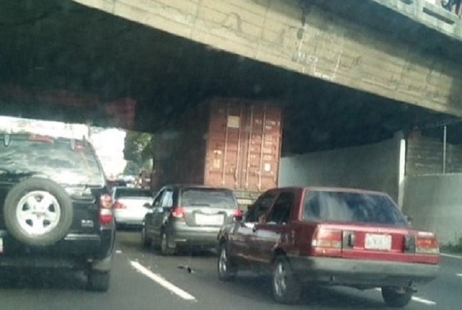 Una gandola quedó atrapada en el puente de la autopista Francisco Fajardo a la altura de Quinta Crespo #1Nov (VIDEO)