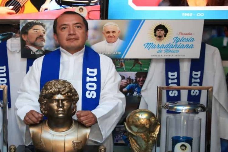WTF?! Grupo religioso devoto de Maradona realizó su primer bautizo en México