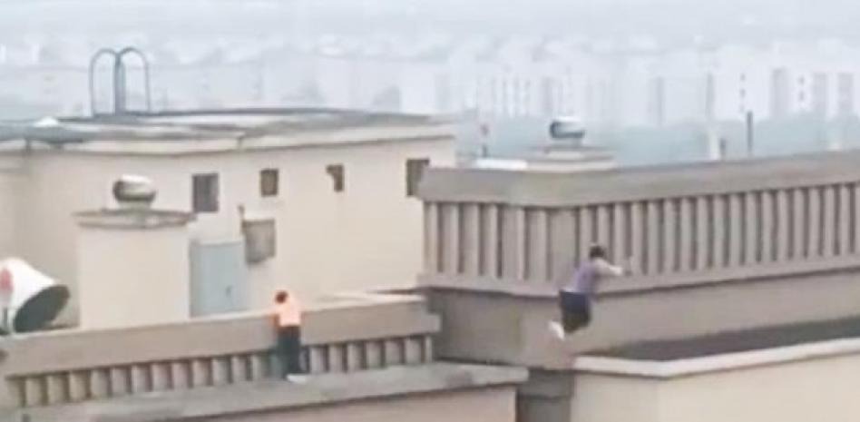 El inquietante VIDEO de dos jóvenes realizando saltos de parkour entre edificios de 27 pisos