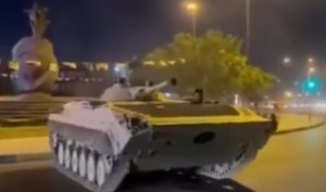 ¿Rápido y furioso? Derrapó con su tanque blindado en plena calle pero terminó pagándolo caro (VIDEO)