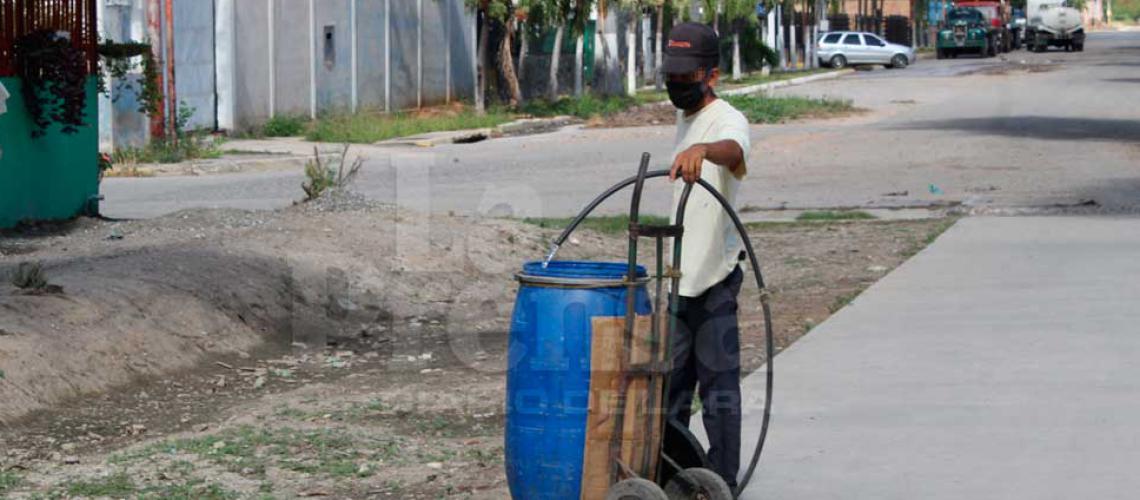 Larenses requieren hasta 20 horas para abastecerse de agua en tomas improvisadas o clandestinas