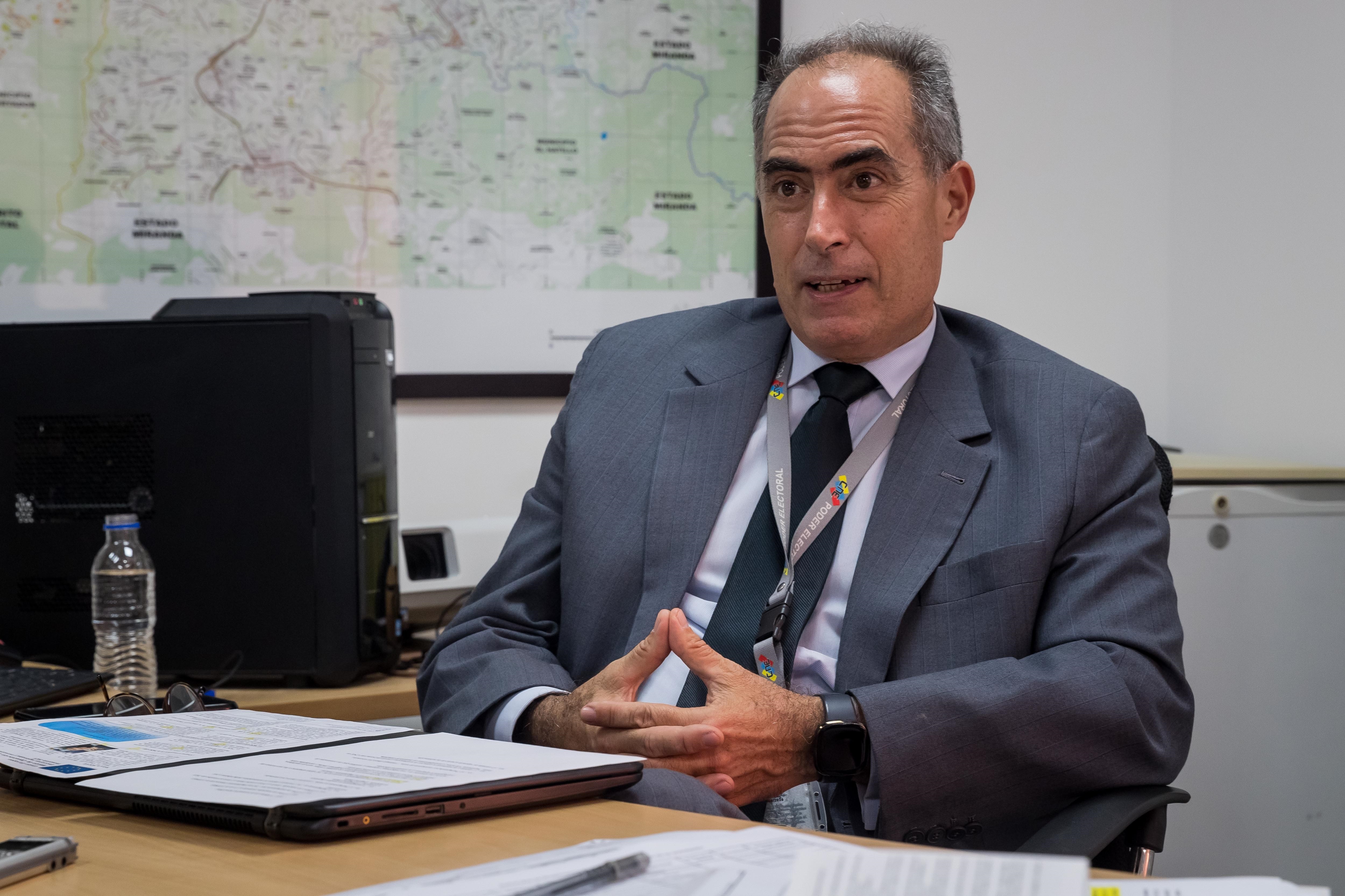 Roberto Picón renuncia a su cargo como rector principal del CNE