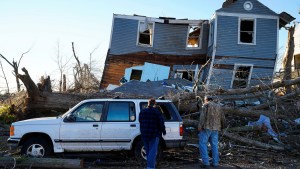 Antes y después: El efecto devastador de una treintena de tornados en EEUU (FOTOS)